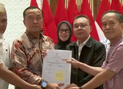 Keadilan Terwujud: Prabowo Rehabilitasi Guru SMA 1 Luwu Utara Malam Ini