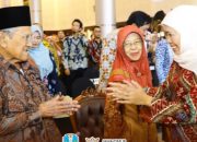 Puncak Hari Guru 2025 di Surabaya Pecah Haru, Gubernur Khofifah Peluk Guru yang Menginspirasinya