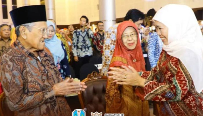 Puncak Hari Guru 2025 di Surabaya Pecah Haru, Gubernur Khofifah Peluk Guru yang Menginspirasinya