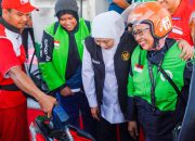 Gubernur Jatim Turun Langsung Bantu Ojol, Bagikan BBM Gratis di Sidoarjo