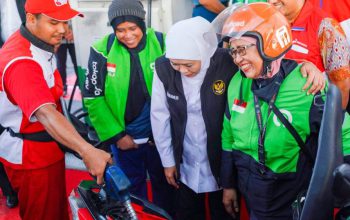 Gubernur Jatim Turun Langsung Bantu Ojol, Bagikan BBM Gratis di Sidoarjo