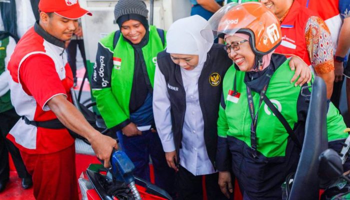 Gubernur Jatim Turun Langsung Bantu Ojol, Bagikan BBM Gratis di Sidoarjo