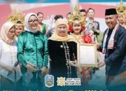 Gubernur Khofifah Luncurkan Sekolah Berintegritas dan Terima Dua Penghargaan di Hardiknas 2026