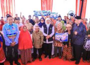 Gubernur Khofifah Salurkan Bantuan dan Layanan Gratis untuk Lansia di Malang