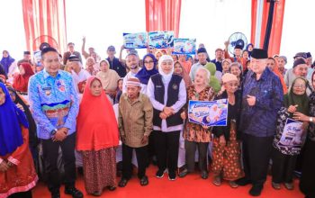 Gubernur Khofifah Salurkan Bantuan dan Layanan Gratis untuk Lansia di Malang
