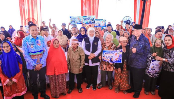 Gubernur Khofifah Salurkan Bantuan dan Layanan Gratis untuk Lansia di Malang