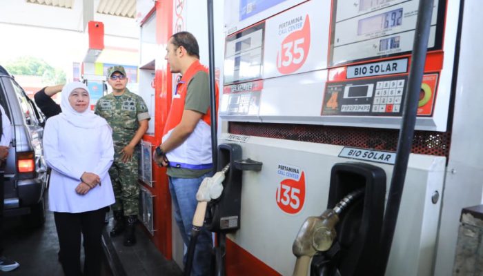 Gubernur Khofifah Pastikan Pasokan Biosolar di Jawa Timur Aman dan Lancar saat Tinjau SPBU Karanglo, Malang. Pastikan Pemprov Jatim Perkuat Koordinasi Bidang Energi dengan Pertamina dan PLN