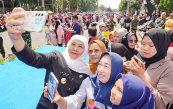 Gubernur Khofifah Bersama Pangdam V/Brawijaya Buka Karnaval Budaya Bakti TNI untuk Negeri di Bangkalan