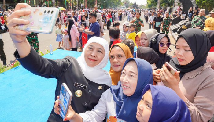 Gubernur Khofifah Bersama Pangdam V/Brawijaya Buka Karnaval Budaya Bakti TNI untuk Negeri di Bangkalan