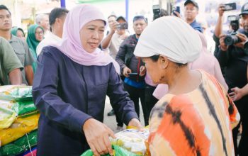 Gubernur Khofifah Hadirkan Pangan Murah di Desa Bulukandang, Bantu Lansia hingga Ibu Hamil