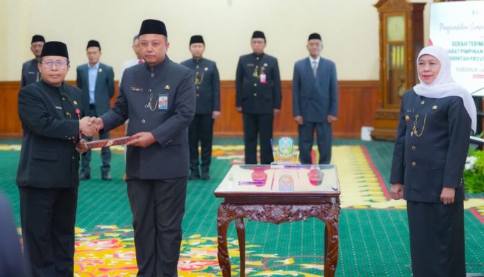 Lantik Enam Pejabat Baru, Gubernur Khofifah Tekankan Birokrasi Akuntabel dan Pelayanan Publik Berbasis Digital