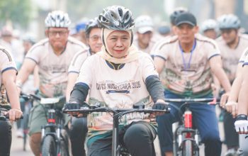 Gubernur Jatim Bersama Deputi BI Lepas Ratusan Peserta Gowes Nusantara 2026 di Surabaya