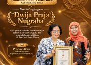 Komitmen Majukan Pendidikan, Gubernur Khofifah Dianugerahi Dwija Praja Nugraha