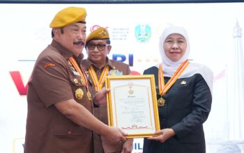 Gubernur Khofifah Raih Bintang LVRI pada Hari Veteran Nasional 2026, Ajak Generasi Muda Lanjutkan Semangat Perjuangan**
