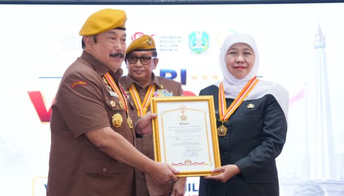Gubernur Khofifah Raih Bintang LVRI pada Hari Veteran Nasional 2026, Ajak Generasi Muda Lanjutkan Semangat Perjuangan**
