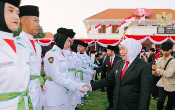 Gubernur Khofifah Kukuhkan 76 Paskibraka Jatim untuk Upacara HUT ke-81 RI di Grahadi