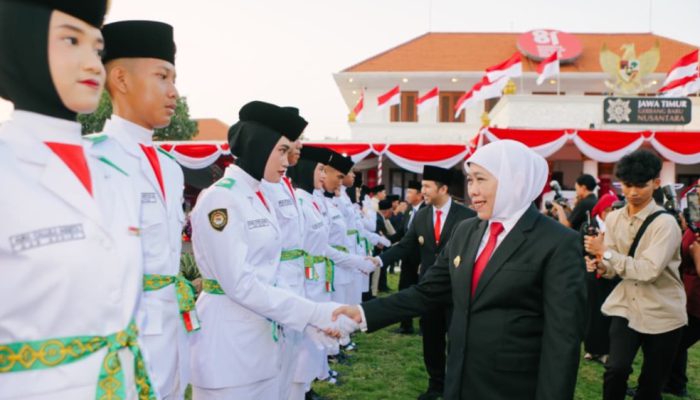 Gubernur Khofifah Kukuhkan 76 Paskibraka Jatim untuk Upacara HUT ke-81 RI di Grahadi