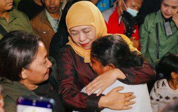 Gubernur Khofifah Salurkan 65,7 Ton Bantuan Gempa Flores, Lengkap dengan Obat dan Kebutuhan Anak