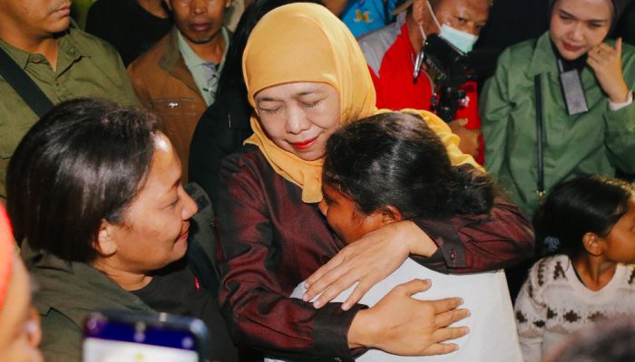 Gubernur Khofifah Salurkan 65,7 Ton Bantuan Gempa Flores, Lengkap dengan Obat dan Kebutuhan Anak