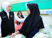 Jenguk Korban Dugaan Keracunan MBG, Gubernur Khofifah Minta Pengawasan Diperketat