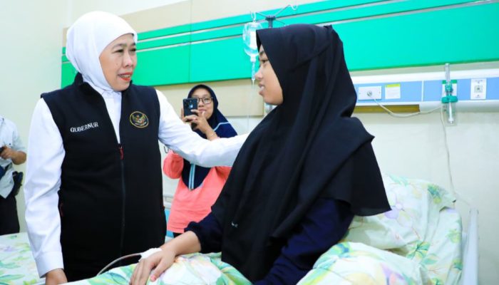 Jenguk Korban Dugaan Keracunan MBG, Gubernur Khofifah Minta Pengawasan Diperketat