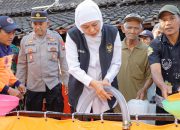 Kekeringan Melanda Blitar, Gubernur Khofifah Turun Langsung Salurkan Bantuan Air Bersih