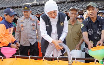 Kekeringan Melanda Blitar, Gubernur Khofifah Turun Langsung Salurkan Bantuan Air Bersih