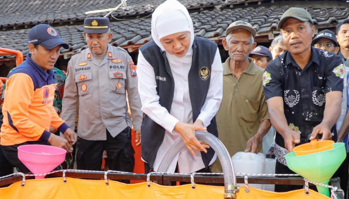 Kekeringan Melanda Blitar, Gubernur Khofifah Turun Langsung Salurkan Bantuan Air Bersih