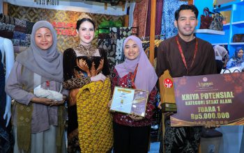 Terinspirasi Tribhuwana Tunggadewi, Arumi Bachsin Tampilkan Busana Wastra Jatim yang Penuh Makna