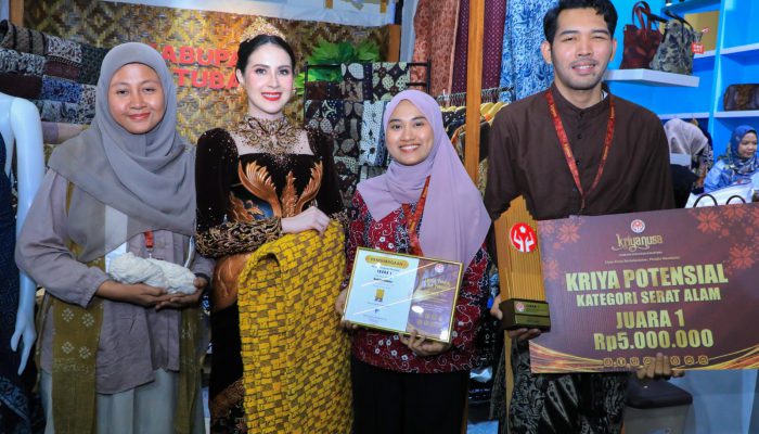 Terinspirasi Tribhuwana Tunggadewi, Arumi Bachsin Tampilkan Busana Wastra Jatim yang Penuh Makna