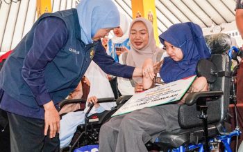 Khofifah Serahkan Bansos dan Program Pemberdayaan Rp9,87 Miliar di Magetan