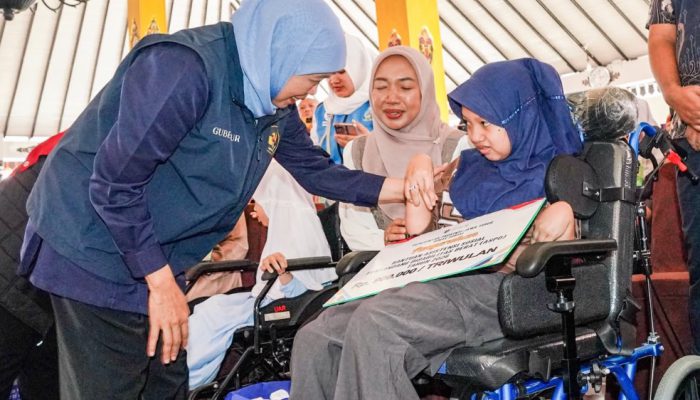 Khofifah Serahkan Bansos dan Program Pemberdayaan Rp9,87 Miliar di Magetan