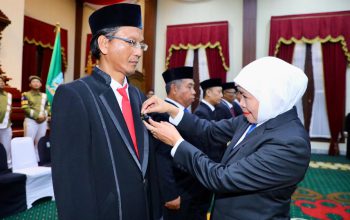 Khofifah Anugerahkan Satyalancana Karya Satya kepada 469 ASN Jatim, Tekankan Integritas dan Pelayanan Publik