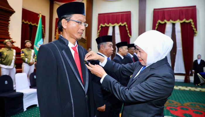 Khofifah Anugerahkan Satyalancana Karya Satya kepada 469 ASN Jatim, Tekankan Integritas dan Pelayanan Publik